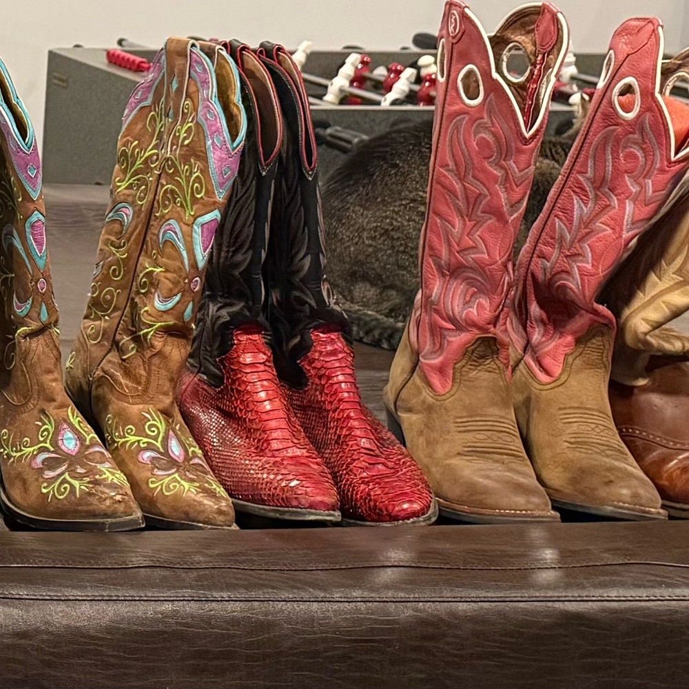 Red and Black Cowboy Western Boots with Classic Craftsmanship - Picture 6 of 7